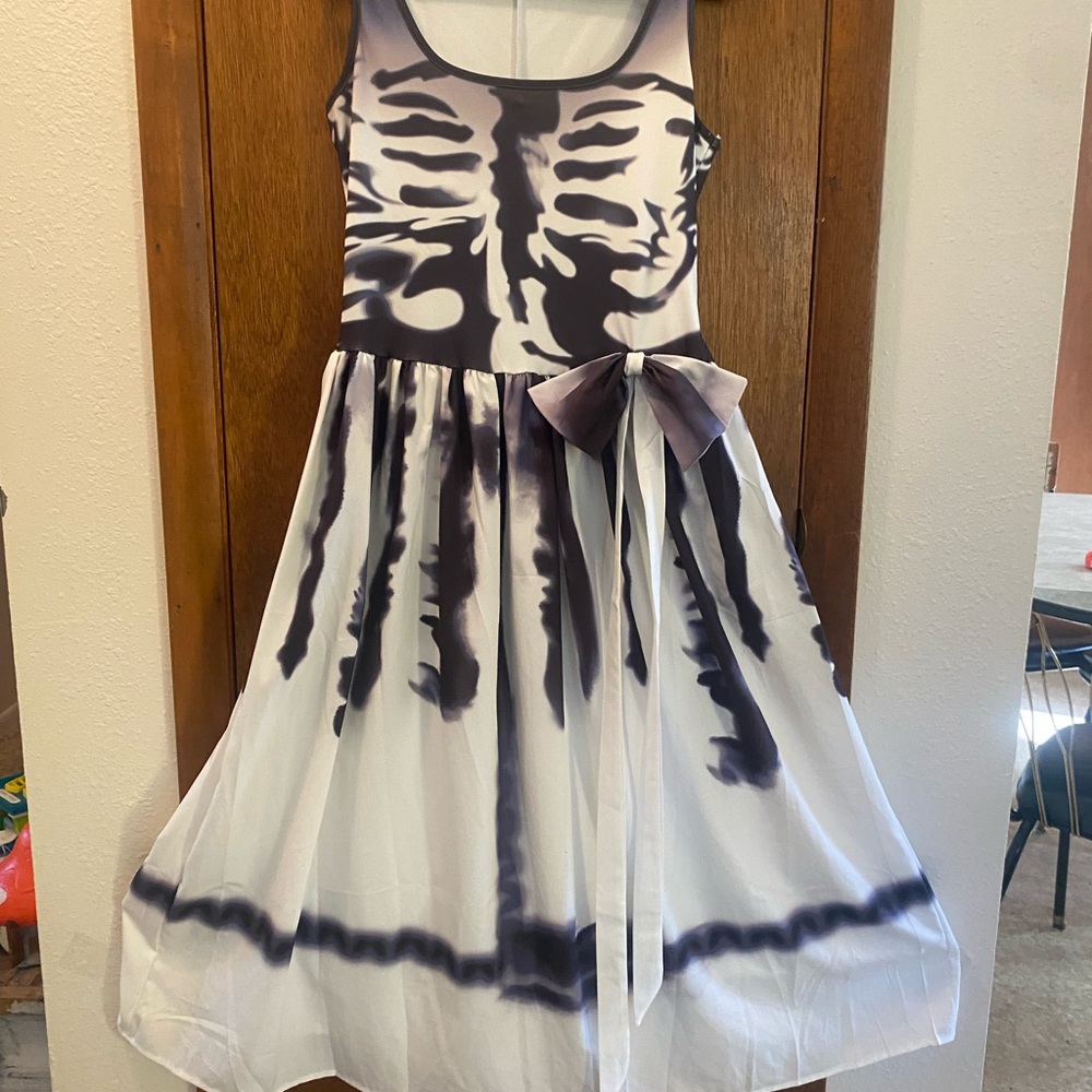Chic Skeleton Print Maxi Dress in Black and White
